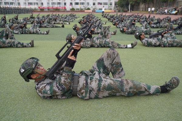 學校舉辦2024級新生軍訓匯報暨開學典禮